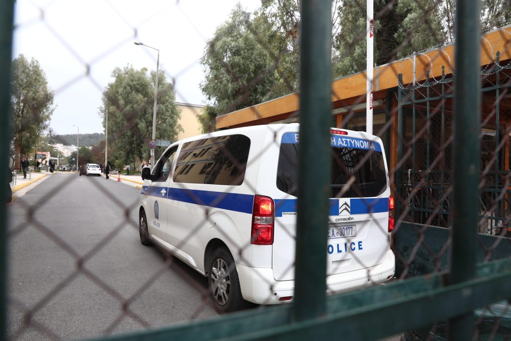 Κολωνάκι: Αντιμέτωπη με δύο πλημμελήματα η τραγουδίστρια που παρέσυρε αυτοκίνητα