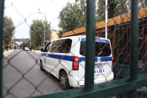 Κολωνάκι: Αντιμέτωπη με δύο πλημμελήματα η τραγουδίστρια που παρέσυρε σταθμευμένα αυτοκίνητα