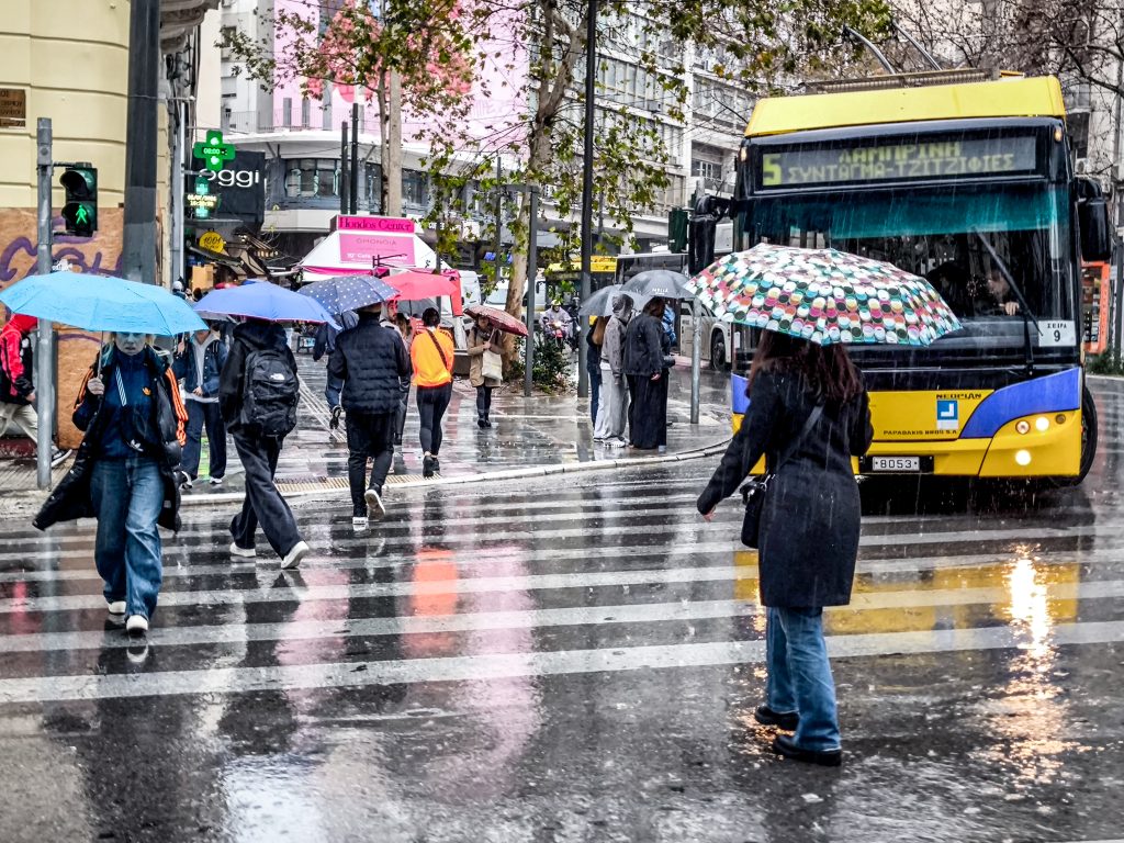 Καιρός: Ισχυρές βροχές και καταιγίδες, «112» στη Λήμνο – Πώς θα κάνουμε Καθαρά Δευτέρα