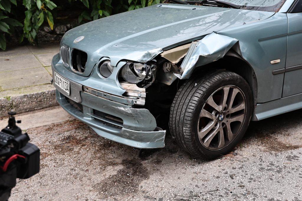 Κολωνάκι: Φυλάκιση 20 μηνών και τρίμηνη αφαίρεση της άδειας κυκλοφορίας για την τραγουδίστρια που σμπαράλιασε αυτοκίνητα