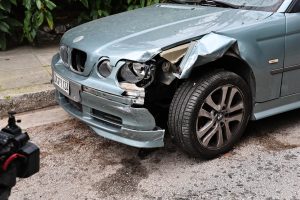 Κολωνάκι: Φυλάκιση 20 μηνών και τρίμηνη αφαίρεση της άδειας κυκλοφορίας για την τραγουδίστρια που σμπαράλιασε αυτοκίνητα