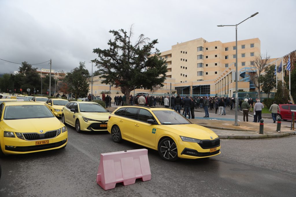 Απεργία ταξί: Χειρόφρενο έως και την Πέμπτη – «Απαξιωτική η στάση του υπουργείου Υποδομών»