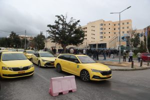 Απεργία ταξί: Χειρόφρενο έως και την Πέμπτη – «Απαξιωτική η στάση του υπουργείου Υποδομών»
