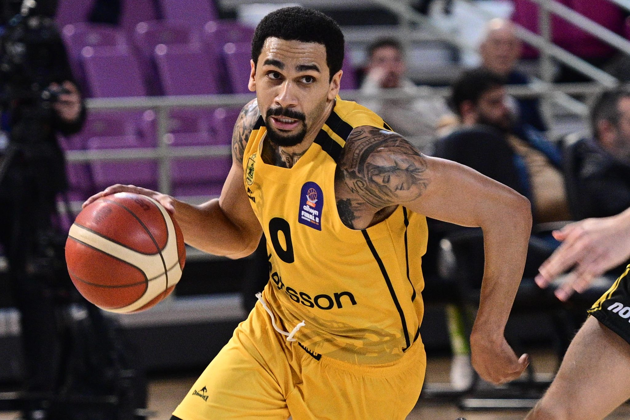 &Epsilon;&theta;&nu;&iota;&kappa;ή &Alpha;&nu;&delta;&rho;ώ&nu;: &Mu;&epsilon; &Epsilon;&lambda;ά&iota;&tau;&zeta;&alpha; &Mu;ή&tau;&rho;&omicron;&upsilon;-&Lambda;&omicron;&nu;&gamma;&kappa; &kappa;ό&nu;&tau;&rho;&alpha; &sigma;&tau;&omicron; &Mu;&alpha;&upsilon;&rho;&omicron;&beta;&omicron;ύ&nu;&iota;&omicron; &alpha;&nu;&tau;ί &tau;&omicron;&upsilon; &Nu;&alpha;&zeta;