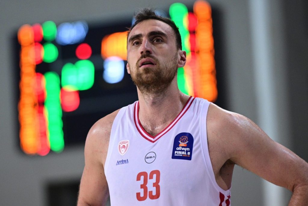 Ολυμπιακός: Έκπληξη από τον Μπαρτζώκα – Μιλουτίνοφ και Τζόουνς στην 12άδα