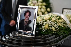 Άννα Ψαρούδα – Μπενάκη: Στο Α’ Νεκροταφείο η σορός της – Πλήθος κόσμου στην κηδεία της