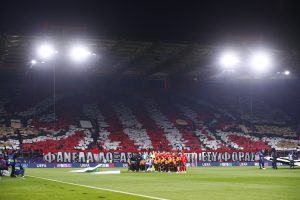 Οι οπαδοί του Ολυμπιακού «έντυσαν» το Λεβερκούζεν στα «ερυθρόλευκα» (vid)