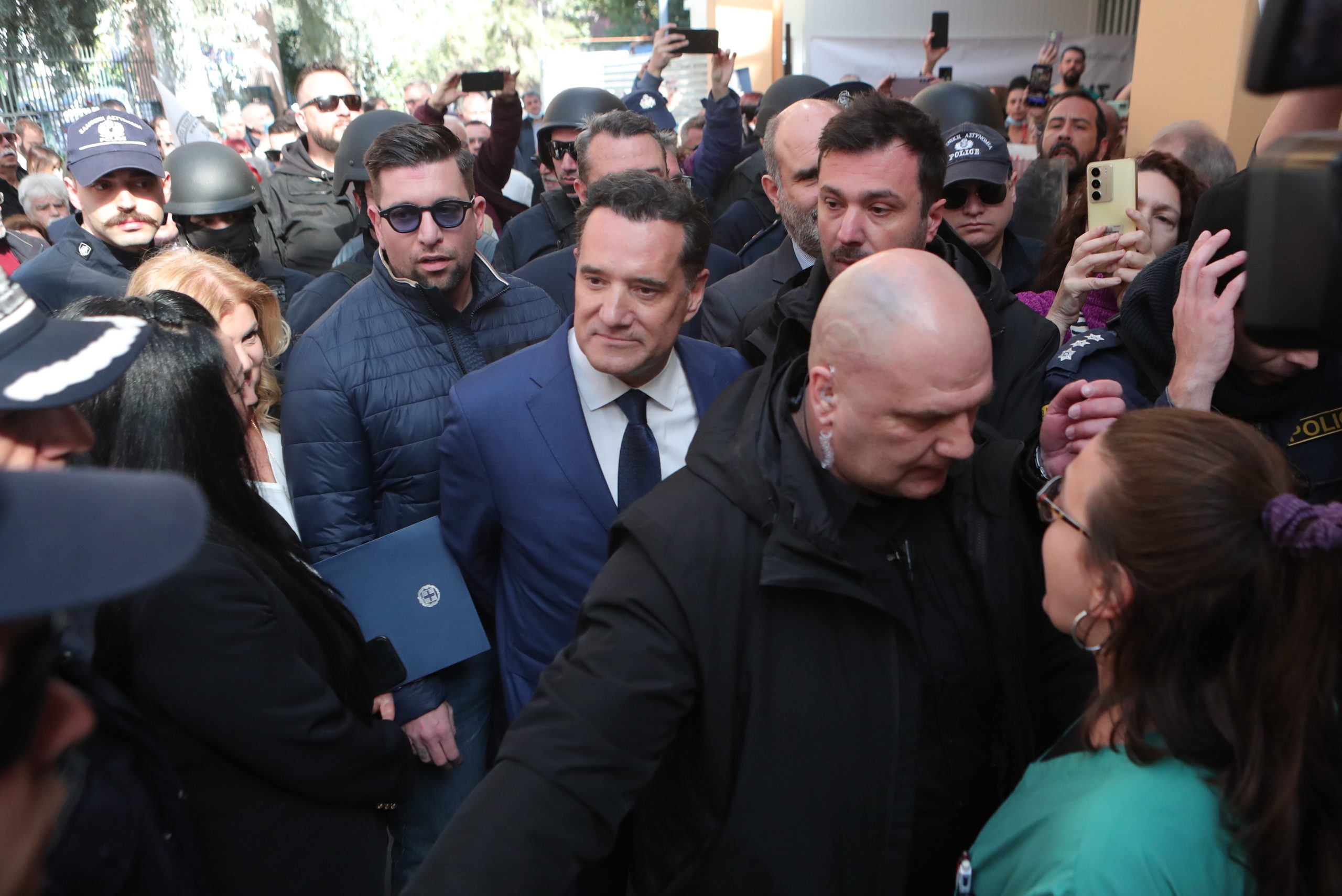 &laquo;&Theta;&lambda;&iota;&beta;&epsilon;&rho;ό&sigmaf; &pi;&rho;&omega;&tau;&alpha;&gamma;&omega;&nu;&iota;&sigma;&tau;ή&sigmaf; &omicron; Ά&delta;&omega;&nu;&iota;&sigmaf; &Gamma;&epsilon;&omega;&rho;&gamma;&iota;ά&delta;&eta;&sigmaf; &sigma;&kappa;&eta;&nu;&iota;&kappa;ώ&nu; &alpha;&sigma;&tau;&upsilon;&nu;&omicron;&mu;&iota;&kappa;ή&sigmaf; &beta;ί&alpha;&sigmaf; &epsilon;&nu;&alpha;&nu;&tau;ί&omicron;&nu; &gamma;&iota;&alpha;&tau;&rho;ώ&nu;&raquo;, &tau;&omicron;&nu;ί&zeta;&epsilon;&iota;