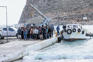 Κρήτη: Πάνω από 100 μετανάστες περισυνελέγησαν νότια των Καλών Λιμένων