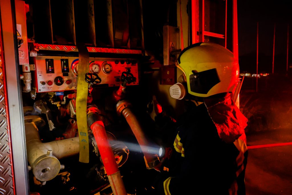 Θεσσαλονίκη: Υπό έλεγχο η φωτιά στο πρώην στρατόπεδο Κόδρα