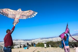 Χαρταετοί και λαγάνες στον λόφο του Φιλοπάππου: Η Αθήνα γιορτάζει την Καθαρά Δευτέρα – Δείτε φωτογραφίες
