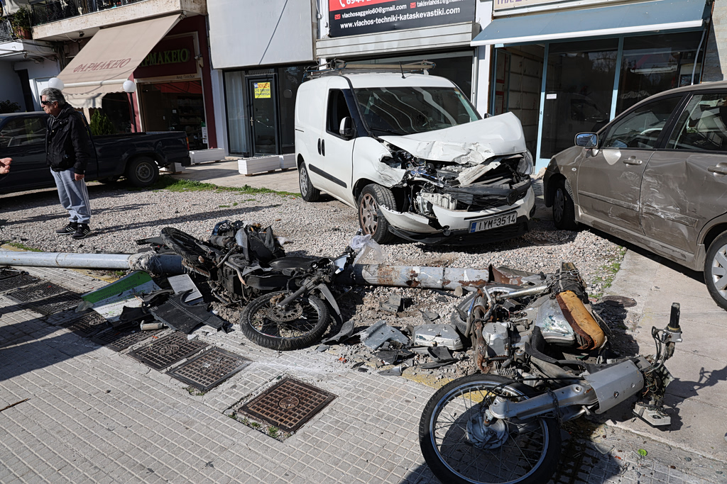 Τροχαίο στη Θηβών: Η στιγμή που το φορτηγό πέφτει πάνω στα οχήματα (video)
