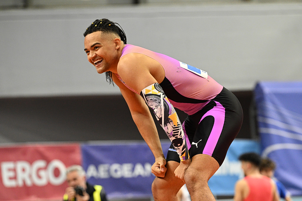 Απίστευτος Καραλής: Θρυλική επίδοση με 6,07μ και νέο πανελλήνιο ρεκόρ κλειστού στίβου