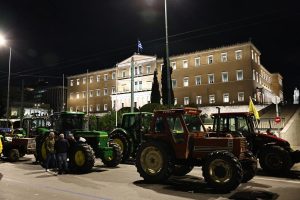 Αγρότες: «Δεν μπορούμε να επιβιώσουμε» – Τρακτέρ έξω την Βουλή,  θα διανυκτερεύσουν στο Σύνταγμα