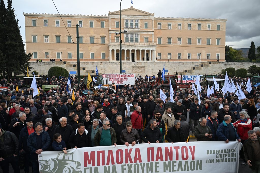 Live οι αγρότες στην Αθήνα: Τα τρακτέρ έφτασαν στο Σύνταγμα