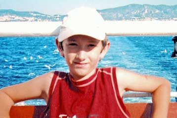 Υπόθεση Άλεξ: Φόνος, εμπόριο οργάνων ή παιδεραστία – Το σκοτεινά μυστικά μίας εξαφάνισης 20 ετών που δεν απαντήθηκε ποτέ