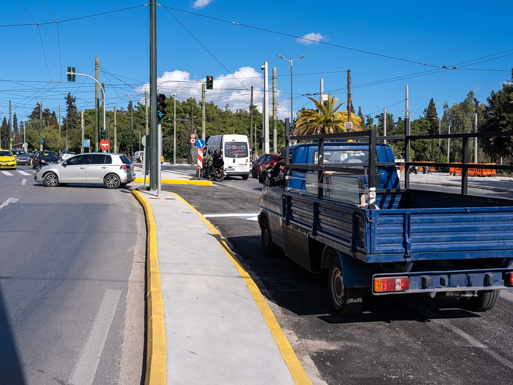 Σε λειτουργία η κυκλοφοριακή ρύθμιση που επιτρέπει την αναστροφή στη Λεωφόρο Αμαλίας