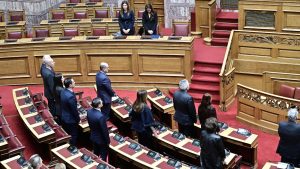 Τέμπη: Ενός λεπτού σιγή στην Βουλή για την επέτειο των 3 χρόνων από την τραγωδία