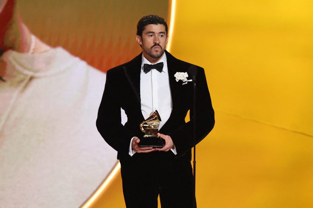 Το φαινόμενο Bad Bunny: Η ρεγκετόν, η ΛΟΑΤΚΙ και το ιδεολογικό μίσος