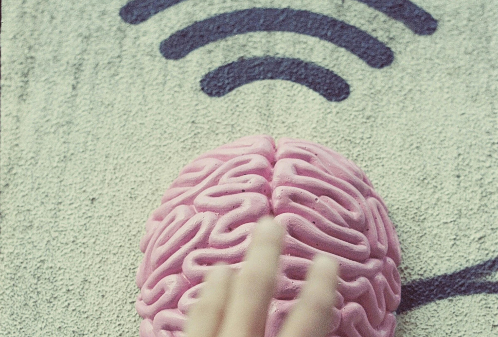 Ανατροπή στη νευροεπιστήμη: Μήπως η συνείδηση γεννιέται στη σχέση μας με τον κόσμο;