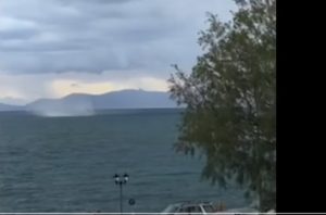 Υδροστρόβιλος στο λιμάνι της Ραφήνας κοντά στην ακτή: Εντυπωσιακό βίντεο