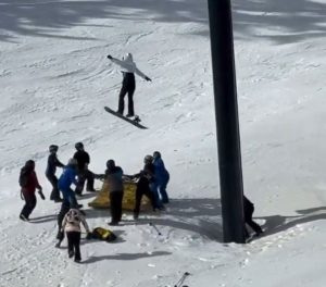 Τρομακτικό περιστατικό σε χιονοδρομικό των ΗΠΑ: 12χρονη κρέμεται από τελεφερίκ και πέφτει στο κενό