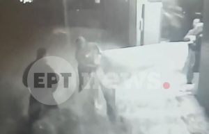 Στιγμές τρόμου στο Κορωπί: Ζευγάρι κινδύνεψε να πνιγεί από τη σφοδρή κακοκαιρία – Βίντεο από τη διάσωση με τα σεντόνια