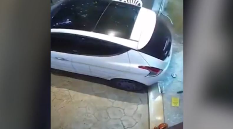 Βάρη: Εμβόλισαν με αυτοκίνητο κατάστημα για να το ληστέψουν – Βίντεο ντοκουμέντο