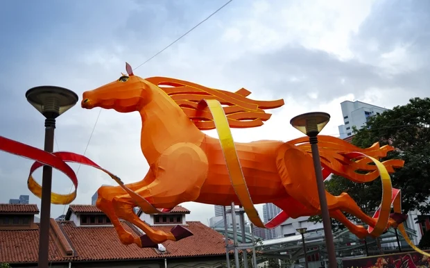 Παγκόσμιοι εορτασμοί σηματοδοτούν την άφιξη του Έτους του Πύρινου Αλόγου, με τη Σεληνιακή Πρωτοχρονιά 2026 να ξεκινά από τις 28 Ιανουαρίου