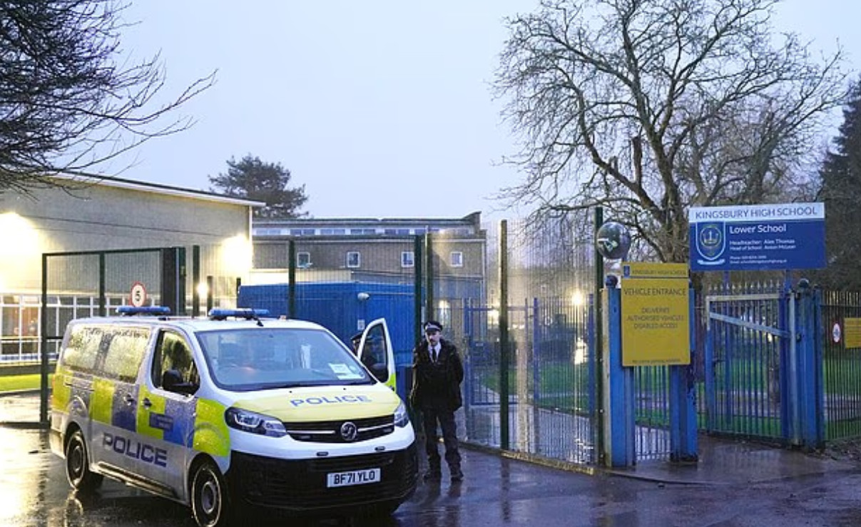 &Lambda;&omicron;&nu;&delta;ί&nu;&omicron;: &Gamma;&iota;&alpha; &delta;ύ&omicron; &alpha;&pi;ό&pi;&epsilon;&iota;&rho;&epsilon;&sigmaf; &alpha;&nu;&theta;&rho;&omega;&pi;&omicron;&kappa;&tau;&omicron;&nu;ί&alpha;&sigmaf; &kappa;&alpha;&tau;&eta;&gamma;&omicron;&rho;&epsilon;ί&tau;&alpha;&iota; &omicron; 13&chi;&rho;&omicron;&nu;&omicron;&sigmaf; &pi;&omicron;&upsilon; &epsilon;&pi;&iota;&tau;έ&theta;&eta;&kappa;&epsilon; &mu;&epsilon; &mu;&alpha;&chi;&alpha;ί&rho;&iota; &sigma;&epsilon; &sigma;&chi;&omicron;&lambda;&epsilon;ί&omicron;