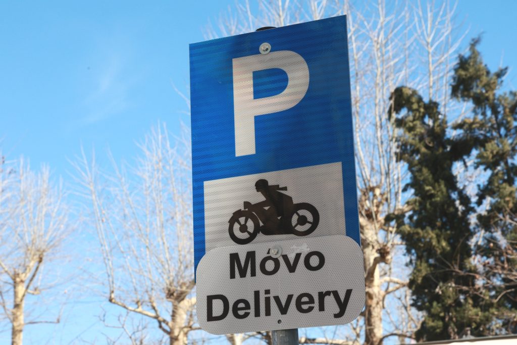 Πρωτοποριακή πρωτοβουλία στη Λάρισα: Ειδικές θέσεις στάθμευσης μόνο για delivery