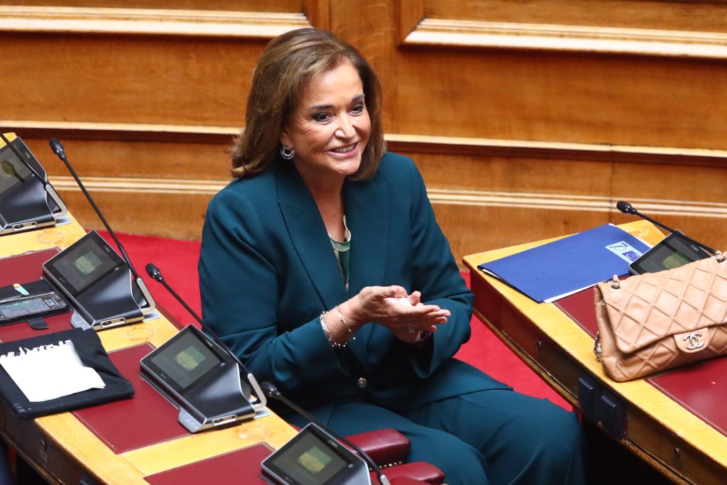 Η Ντόρα δεν «τσουβαλιάζει» Καραμανλή και Σαμαρά