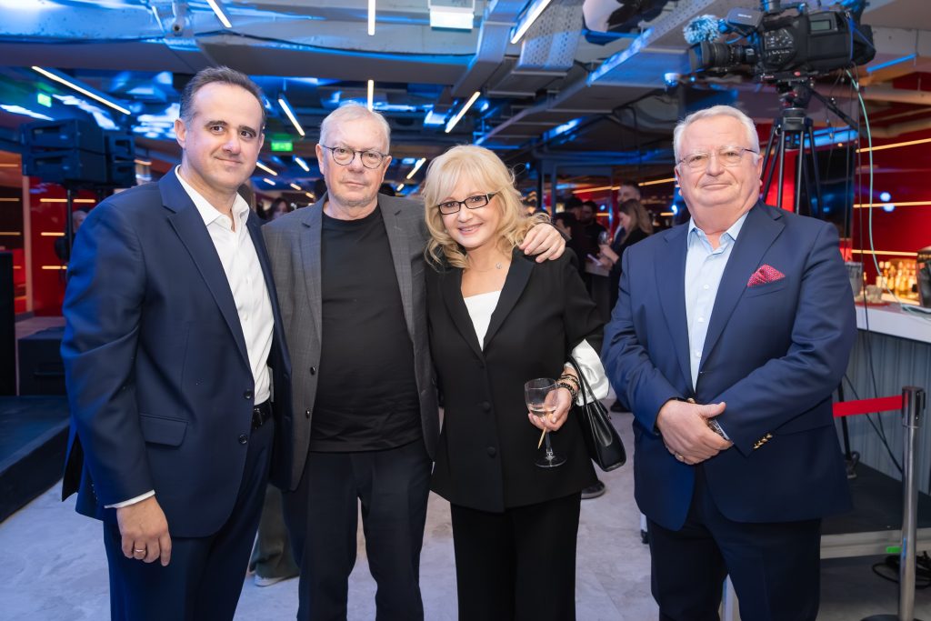 O CEO της Alter Ego Media Γιάννης Βρέντζος, Σταμάτης Μαλέλης (Γενικός Διευθυντής Ειδήσεων και Ενημέρωσης του MEGA, Αγγελική Νικολούλη (δημοσιογράφος του MEGA και παρουσιάστρια της εκπομπής Φως στο Τούνελ)