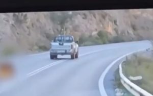 Τρίπολη: Καρέ καρέ η στιγμή που οδηγός κάνει ζιγκ ζαγκ στην Εθνική και περνά στο αντίθετο ρεύμα