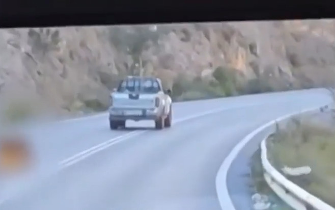 Τρίπολη: Καρέ καρέ η στιγμή που οδηγός κάνει ζιγκ ζαγκ στην Εθνική και περνά στο αντίθετο ρεύμα