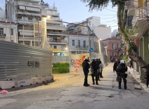 Εξάρχεια: Κάτοικοι έκαψαν τον καρνάβαλο – «μετροπόντικα», άνοιξαν τις λαμαρίνες και μπήκαν στο εργοτάξιο του Μετρό