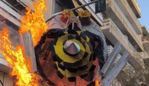 Εξάρχεια: Κάτοικοι έκαψαν τον καρνάβαλο – «μετροπόντικα», άνοιξαν τις λαμαρίνες και μπήκαν στο εργοτάξιο του Μετρό