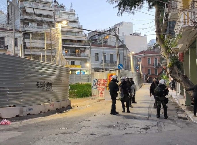 Εξάρχεια: Κάτοικοι έκαψαν τον καρνάβαλο – «μετροπόντικα», άνοιξαν τις λαμαρίνες και μπήκαν στο εργοτάξιο του Μετρό