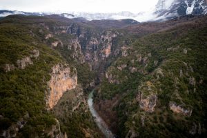 Φαράγγι του Βίκου: Βόλτα με drone στο βαθύτερο φαράγγι της Γης – Δείτε γιατί μπήκε στο Γκίνες