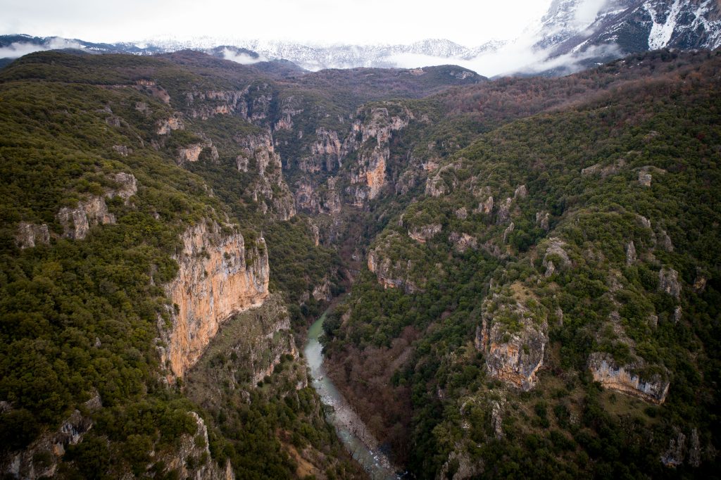 Φαράγγι του Βίκου: Βόλτα με drone στο βαθύτερο φαράγγι της Γης – Δείτε γιατί μπήκε στο Γκίνες