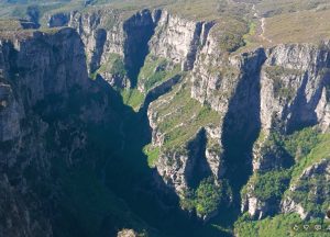 Φαράγγι του Βίκου: Βόλτα με drone στο βαθύτερο φαράγγι της Γης – Δείτε γιατί μπήκε στο Γκίνες