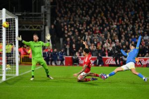 Νότιγχαμ Φόρεστ – Γουλβς 0-0: «Σφυροκόπημα» των Reds με 35 τελικές, αλλά…