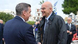 Ο Νίκος Δένδιας στα αποκαλυπτήρια του ανδριάντα του Καποδίστρια στην Αργυρούπολη