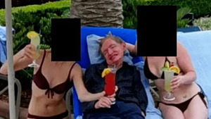 Ο Στίβεν Χόκινγκ ξανά στον φάκελο Έπσταϊν: Τον «καίει» φωτογραφία με ημίγυμνες κοπέλες