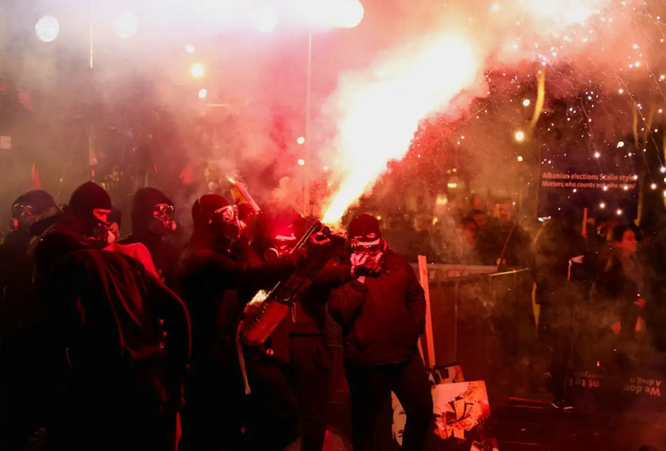 Ένταση στην Αλβανία: Μολότοφ και διαδηλώσεις στα Τίρανα με σύνθημα «Ράμα φύγε, κάτω η διεφθαρμένη κυβέρνηση»