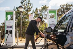 Πεκίνο: Ανταγωνισμός σε επίπεδο… κανιβαλισμού – Πουλούσαν ηλεκτρικά αυτοκίνητα κάτω από το κόστος παραγωγής