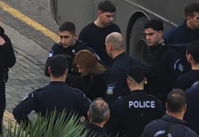 Πισπιρίγκου: Υποβασταζόμενη και με μπαστούνι έφτασε στο Εφετείο για τον θάνατο της Ίριδας και της Μαλένας (video)