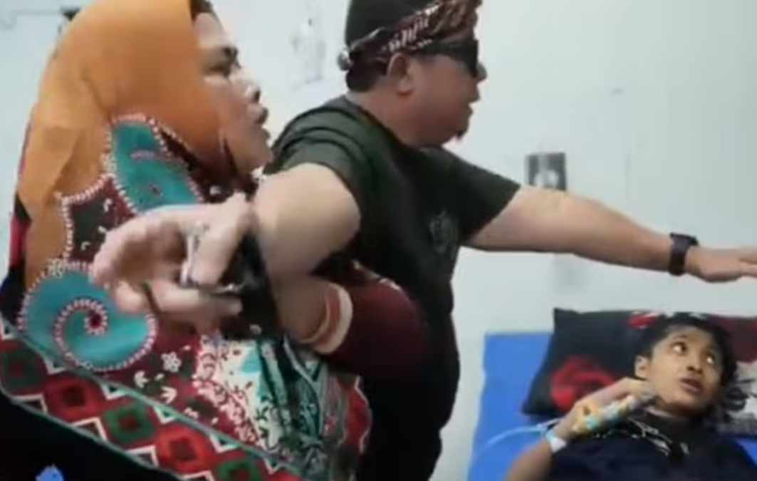 &Phi;&rho;ί&kappa;&eta; &sigma;&tau;&eta;&nu; &Iota;&nu;&delta;&omicron;&nu;&eta;&sigma;ί&alpha;: 12&chi;&rho;&omicron;&nu;&omicron;&sigmaf; &kappa;&alpha;&tau;&omicron;&nu;ό&mu;&alpha;&sigma;&epsilon; &tau;&eta; &mu;&eta;&tau;&rho;&iota;ά &tau;&omicron;&upsilon; &gamma;&iota;&alpha; &beta;&alpha;&sigma;&alpha;&nu;&iota;&sigma;&tau;ή&rho;&iota;&alpha; &kappa;&alpha;&iota; &xi;&epsilon;&psi;ύ&chi;&eta;&sigma;&epsilon; &ndash; &laquo;&Tau;&omicron;&upsilon; έ&beta;&rho;&alpha;&sigma;&epsilon; &tau;&alpha; &sigma;&omega;&theta;&iota;&kappa;ά&raquo; (video)