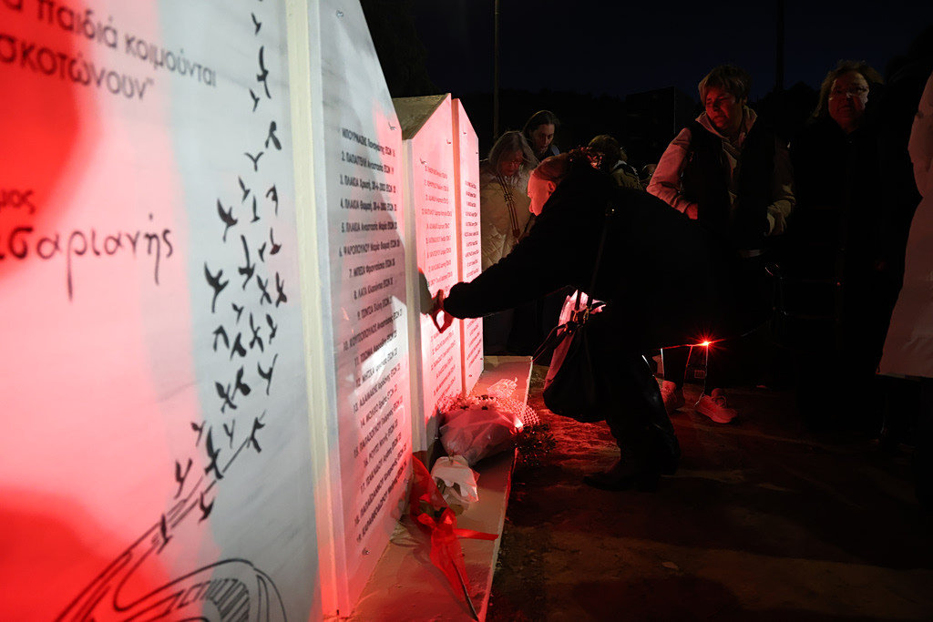 Τέμπη: Ο δήμος Καισαριανής δημιούργησε μνημείο για τα θύματα της τραγωδίας – «Να βλέπουν και να σκέφτονται»