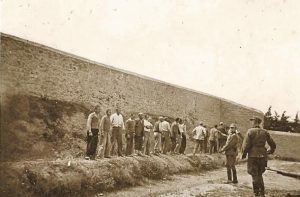 Τι συνέβη στην Καισαριανή: Οι τελευταίες στιγμές των 200ων στο Σκοπευτήριο, τα γράμματα και η «Οδός Ηρώων»